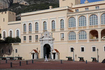 Obraz premium Monaco, Monaco - 02.10.2022: Guard at the Prince's Palace in Monaco 