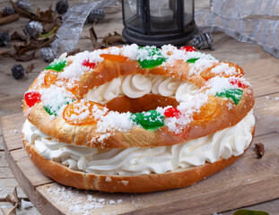 Rosco de reyes stuffed with cream
