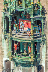 Schäfflertanz und Glockenspiel im Neuen Rathaus von München, gesehen vom Turm Alter Peter.