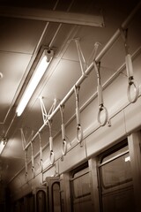 レトロ電車内のつり革