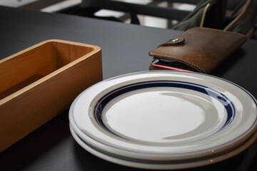 パンケーキの取り皿とスマホ