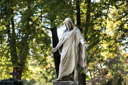 Steinfigur Jesus Christus auf Friedhof, ausgebreitete Arme