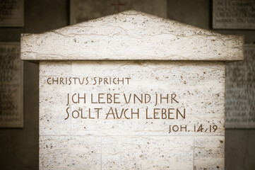 Grabststein mit Inschrift "Christus spricht: Ich lebe und ihr sollt auch leben" Joh. 14.19