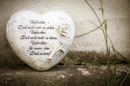 Steinherz auf Friedhof mit Schrift "Unfassbar, dich nicht mehr zu sehen. Dich nicht mehr zu hören. Unfassbar, für immer ohne dich zu sein."