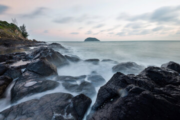 Fototapeta na wymiar Sunset on the rocky shore.
