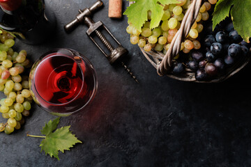 Obraz na płótnie Canvas Red wine glass and grape in basket