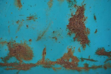 Alte blaue Metallwand mit rotbraunem Rostmuster 
