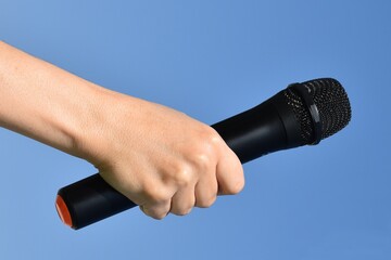 Mano con micrófono
