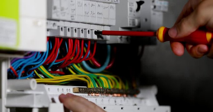 R&eacute;paration d&rsquo;un tableau &eacute;lectrique avec des c&acirc;bles lors d'une coupure d'&eacute;lectricit&eacute;.