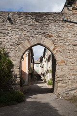 Fototapeta na wymiar Porte d'entrée fortifiée de sauveterre de Rouergue 