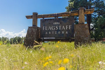 Fototapete Route 66 Rustic sign at the town limits of Flagstaff, Arizona  © Reelistic