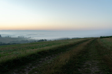 Zamglona droga na wzgórzach