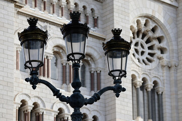 Fototapeta premium Monaco, Monaco - 02.10.2022: A streetlight in front of the Saint-Nicolas Cathedral in Monaco