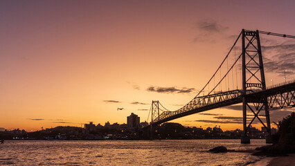 pôr do sol laranja e a ponte Hercílio Luz em Florianopolis Santa Catarina Brasil