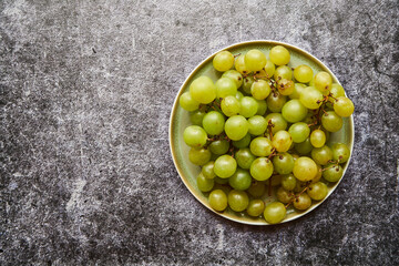 zielone winogrona na talerzu  - obrazy, fototapety, plakaty