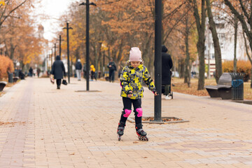 Obraz premium Cute little girl learning to roller skate