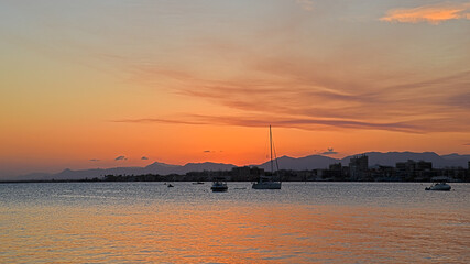 Naklejka premium Beautiful colorful sunrise at sea with dramatic clouds and bright sun