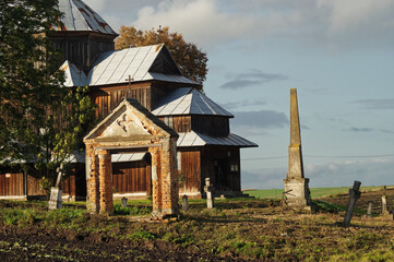 Bardzo stara cerkiew i cmentarz w Myców (Polska), przy granicy z Ukrainą.