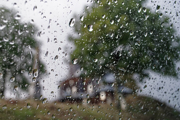 Widok przez okno w deszczu. - obrazy, fototapety, plakaty
