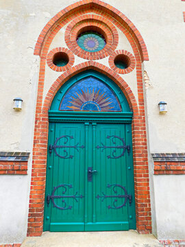 Portal der evangelische Dorfkirche aus dem 18. Jahrhundert