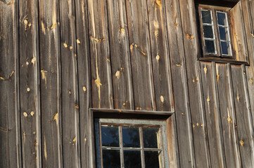 Obraz na płótnie Canvas Stare okna na tle drewnianej ściany.
