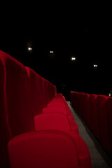 Rangée de fauteuils rouge dans une salle de cinéma