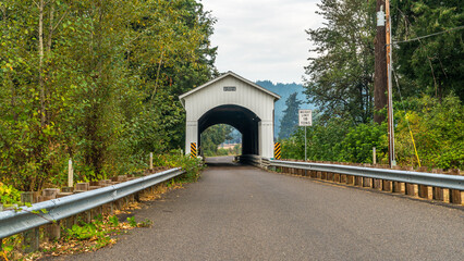 Obraz premium Mosby Creek Covered Bridge in Cottage Grove, Oregon, United States 