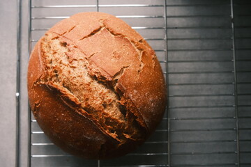 Brot nach dem backen zur Abkühlung auf der Arbeitsplatte in der Küche