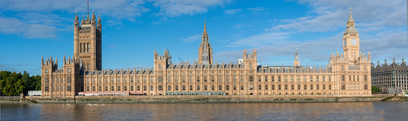 Obraz na płótnie Canvas Panorama of the Parliament of England on the Thames in London, beautiful cityscape