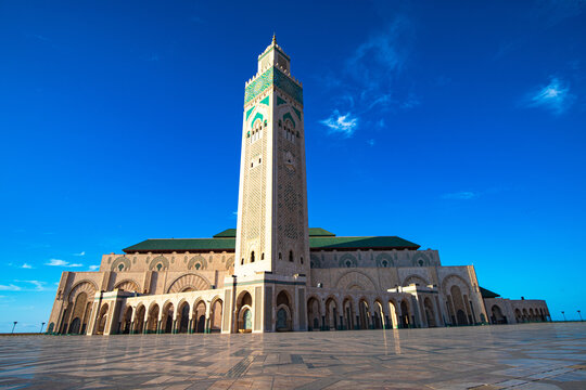 La mosquée Hassan-II Maroc. Érigée en partie sur la mer, elle est un complexe religieux et culturel, aménagée sur neuf hectares et comporte une salle de prières, une salle d'ablutions, des bains.