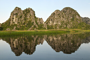 Réflexion de montagnes dans la réserve naturelle de Van Long, province de Ninh Binh, Vietnam