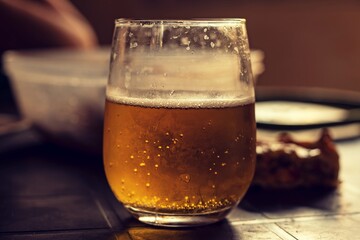 Vaso de cerveza burbujeante