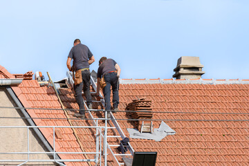 remplacement couverture de tuiles sur le toit par deux couvreurs - 535349459