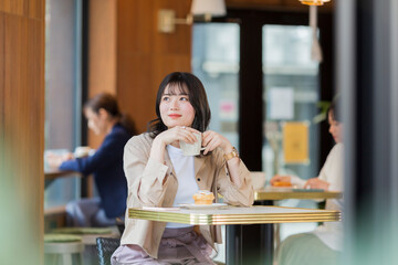 カフェで過ごす若い女性