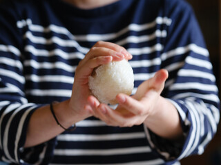 おにぎりを握る手