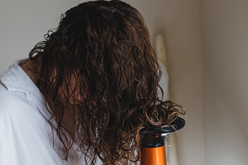 Drying hair according to curly method for hair styling