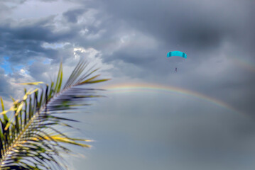 Parachute et arc-en-ciel en polynésie
