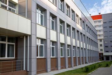 Fototapeta na wymiar Facade of a modern building with rows of windows.
