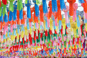 Obraz premium Colorful perspective view of Thai Lanna style lanterns to hang in front of the temple in hundred thousand lanterns festival, Lumphun, Thailand.
