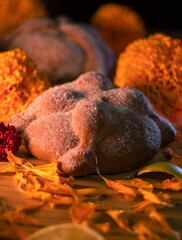 pan de muertos con flores de cempasuchil 