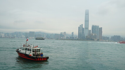 Barco navegando na baia vitória em Hong Kong, 