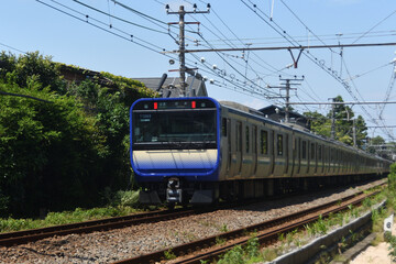 Obraz premium 北鎌倉付近を走る横須賀線