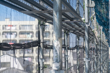 マンションの外壁修繕工事のための仮説足場