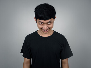 Obraz premium Horror man psychosis gesture smiling scared at you dark background