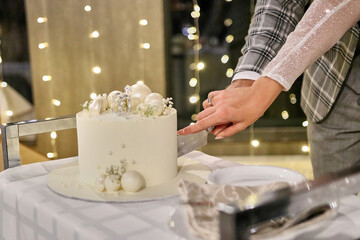 Obraz na płótnie Canvas During the wedding ceremony, the newlyweds cut the wedding cake.