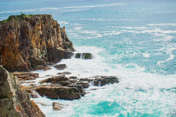 断崖絶壁と波打ち際
