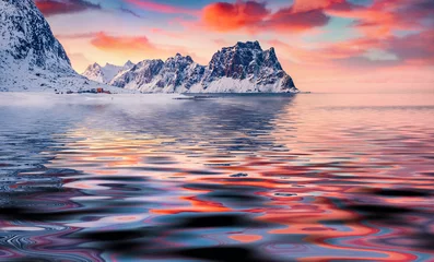 Majestätischer Berggipfel, der sich in den ruhigen Gewässern des norwegischen Meeres widerspiegelt. Atemberaubende Morgenansicht von Haukland Beach, Vastvagoy, Lofoten-Insel, Norwegen, Europa. Leben über dem Polarkreis. © Andrew Mayovskyy