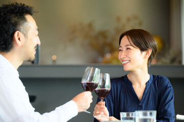 夫婦の記念日のイメージ　乾杯