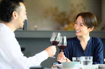 夫婦の記念日のイメージ　乾杯　アップ