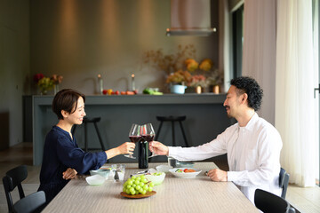 夫婦の記念日のイメージ　乾杯　広角